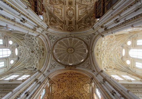 誕生日の名入れギフト準備を象徴するラグジュアリーな空間 美しいアンティーク調の白とゴールドを基調とした繊細なデザインの天井