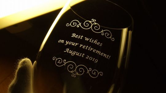 リーデル・オーシリーズのタンブラーの側面に退職祝いのメッセージとデザインを名入れ彫刻を施した写真。退職のお祝いにぴったりなオーダーメイドギフト。リーデルのシンプルで洗練されたデザインが特別な記念日をより印象的に演出