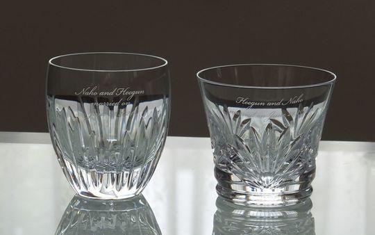 バカラのマッセナタンブラーと2024年限定イヤーグラス・エクラに、“married on 日付”と2人の名前を名入れ彫刻した、結婚祝いに最適なオリジナルギフトの写真