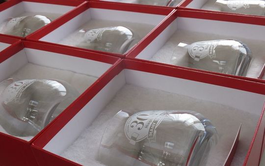 ティファニー ホームエッセンシャル シャンパンフルートの底面に、Happy Weddingをアーチ状に、2人の名前を直線で名入れ彫刻した結婚祝いギフトの写真