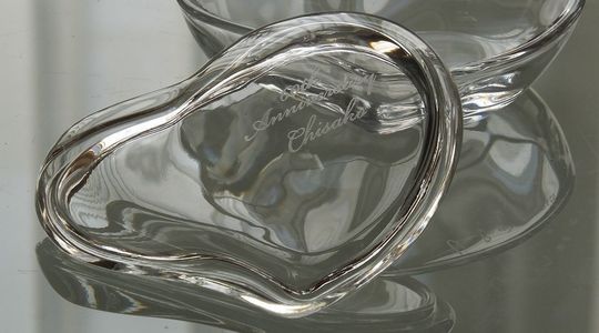 ティファニーのハートボックス上蓋に彫刻された還暦祝いのメッセージ。洗練されたデザインのハート型ボックスに、60歳の誕生日を祝う心温まる名入れ彫刻が施され、特別な贈り物として華やかな印象を与えるアイテム