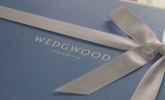 『アイテムから探す 心を込めて贈る名入れ彫刻ギフト』のページトップをイメージした、ウェッジウッドのブランド箱にリボンがかけられている写真。