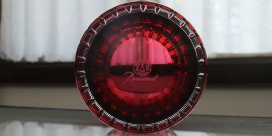 バカラのイヤーグラス〈アリア2025タンブラー〉を底に倒し、底面の名入れ彫刻位置を確認できる写真。2025の西暦とバカラロゴの刻印位置を明示し、名入れスペースの参考に