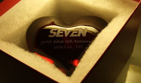 バカラザンザンスターレッドにSEVENの名入れ彫刻を施したオーダーメイドギフト
