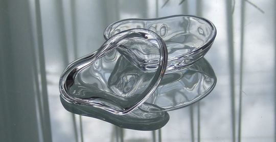 ティファニー商品一覧ページ: テーブルの上に置かれたティファニークリスタルハートボックス。上蓋が少しずれており、中が見えるような状態になっていて、ギフトとしての期待感を高めます。