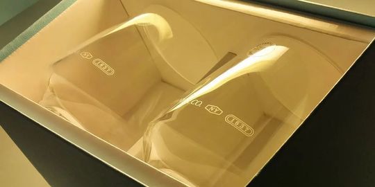 ティファニー名入れグラスの商品一覧ページで、販売終了したグラスを紹介する写真：ティファニー1837ペアタンブラーが、ティファニーブルーボックスに美しく収められている全体写真。惜しまれつつも販売終了となったアイテムの記録です。