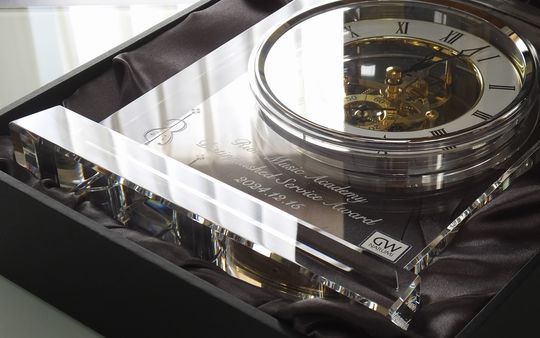 グラスワークスナルミのアーチクロックが複数並べられた写真。どんなお祝いや記念日にも対応できる可能性を感じさせ、名入れ彫刻が施される前の状態で、見る人が自分の記念や祝福を想像できる空間