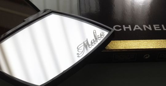シャネルのミラー下部に『Mako』と名入れ彫刻された写真。ブランドの気品に個性が加わった、ギフトにも最適な特別感のあるパーソナルミラーのイメージ。