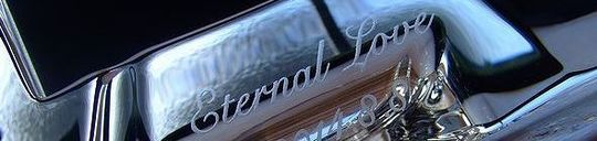 ウエッジウッドのフォトフレームに'Eternal Love'のメッセージを名入れ彫刻。永遠の愛を象徴するメッセージを刻み、特別な瞬間を永遠に記憶に残す贈り物