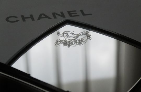 シャネルのコンパクトミラーの上部ミラー左上に、イニシャル『S』がバラで装飾され美しく名入れ彫刻された写真。シンプルながらもブランドの高級感を引き立てる、洗練されたパーソナライズデザインのイメージ。 glad there is Yuka』と名入れ彫刻を施した写真。大切な人への感謝や愛情を伝える、パーソナルで心温まるギフトの細部が際立っています。