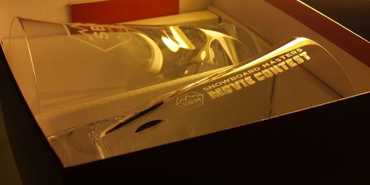 バカラのハイボールグラス、ベルーガハイボールの側面に、スノーボードマスターズの2種類のロゴデザインを名入れ彫刻した写真。2客がレッドボックスに入っており、幾何学的なカットが特徴のクリスタルに、イベントを記念する特別なロゴが美しく刻まれています。スポーツイベントの記念品としての高級感と、洗練されたデザインが融合した逸品です。