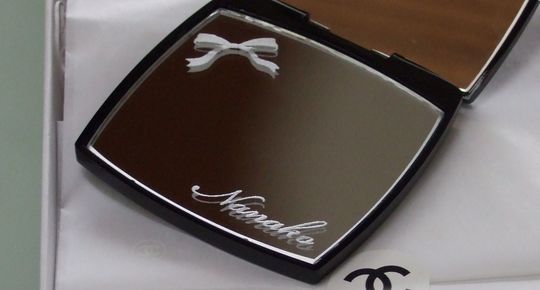 シャネルのコンパクトミラーにお名前とリボンのデザインを彫刻した、華やかでエレガントな一品。シンプルでありながら特別感が溢れ、贈り物としても完璧です