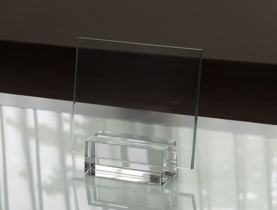 グラスワークスナルミのスワンフォトフレームの写真。どんなお祝いや記念日にも対応できる可能性を感じさせ、名入れ彫刻が施される前の状態で、見る人が自分の記念や祝福を想像できる空間