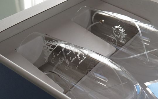 ウエッジウッドのプロミス トゥーハーツ シャンパングラスに、チャペルと新郎新婦のシルエット、中央に“I am so happy that I met you, I love you so much”のメッセージを名入れ彫刻した結婚祝い用グラスの写真