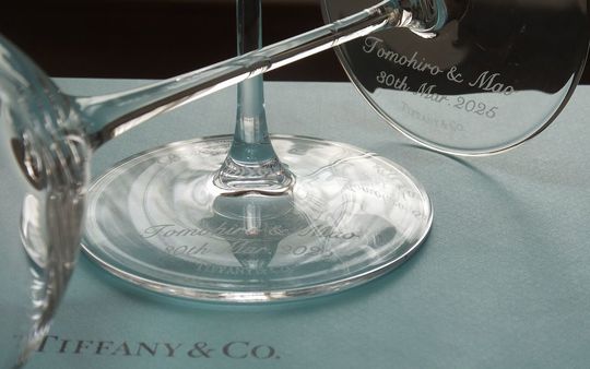 ティファニーのシャンパンフルート底面にHappy Weddingと名前、記念日を名入れ彫刻した結婚祝いギフトの写真