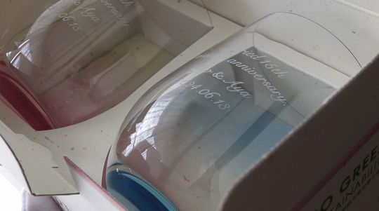 リーデル・オーシリーズのタンブラーの側面に周年記念の名入れ彫刻を施した写真。特別な周年記念やお祝いに最適なオーダーメイドギフト。リーデルの高品質でエレガントなデザインが際立つ一品