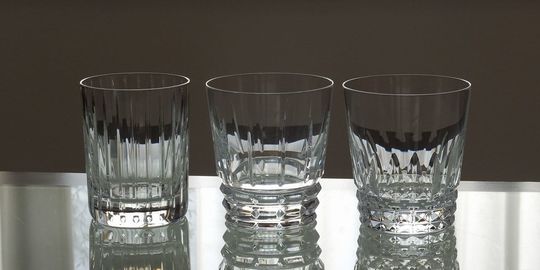 バカラタンブラー（ロックグラス）の商品紹介写真：テーブルの上に美しく並べられた、ハーモニータンブラー、アルルカンタンブラー、ピカデリータンブラー。バカラの多様なタンブラーコレクションとクリスタルの輝きが際立つレイアウトです。
