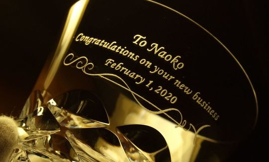 起業への応援メッセージとお名前、記念日を名入れ彫刻したバカラのロックグラス。特別な記念日のためにカスタマイズされたギフト