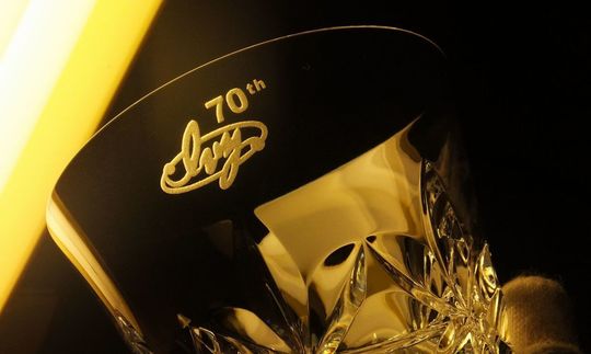 70周年記念として、バカラのロックグラスに企業ロゴを名入れ彫刻したオリジナル記念品