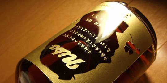 退職記念に贈るニッカウヰスキーボトル。お世話になった恩師への贈り物として、ボトルに学校名と感謝のメッセージを先生の横顔シルエットの中に名入れ彫刻した写真