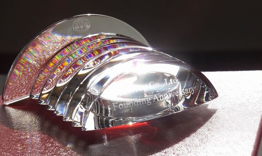 会社設立記念として、バカラのラランドクロック上部に名入れ彫刻を施した特別な記念品