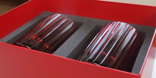 バカラのイヤータンブラー〈アリア2025〉側面にロゴデザインと『来場記念』の文字を彫刻した写真。精巧な彫刻技術と美しい仕上がりが際立ち、贈り物としての完成度の高さが感じられます