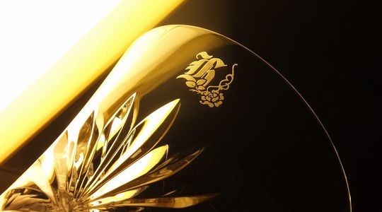 バカラのタンブラーの側面にイニシャル「K」が名入れ彫刻された高級クリスタルのグラス。シンプルで洗練されたデザインが、特別な贈り物や記念日を引き立てます