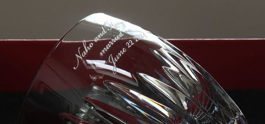 バカラのマッセナタンブラーの側面に、お二人の名前、心温まるメッセージ、そして記念日を名入れ彫刻した特別なギフト。高級感漂うデザインが、結婚式や記念日の思い出を美しく残します