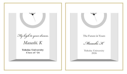 ナラティブ（物語調）な英文メッセージで、学びの日々への称賛と輝かしい未来へのエール、お名前、卒業年度を名入れ彫刻した2つのクリスタルクロックのサンプル写真。情緒溢れる手書き風フォントや温かみのある書体が時計の透明感と調和し、新しい時間を刻み始める卒業生を優しく送り出す、感動的なギフトのイメージ。