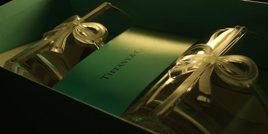 ティファニー名入れグラスの商品一覧ページで、販売終了したグラスを紹介する写真：ティファニーボウグラスが、ティファニーブルーボックスに美しく収められている全体写真。惜しまれつつも販売終了となったアイテムの記録です。