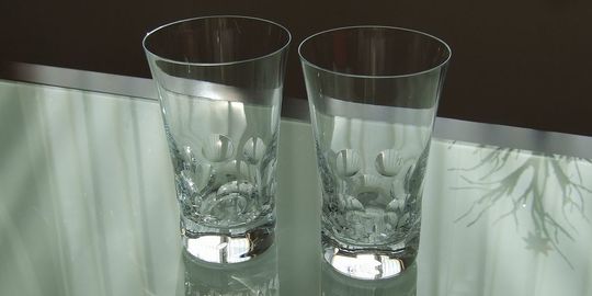 バカラのハイボールグラス、ベルーガハイボールが2客テーブルの上に置いてある写真。幾何学的なカットが特徴の美しいクリスタルグラスが並び、光を反射して輝き、モダンで洗練された食卓の雰囲気を演出しています。