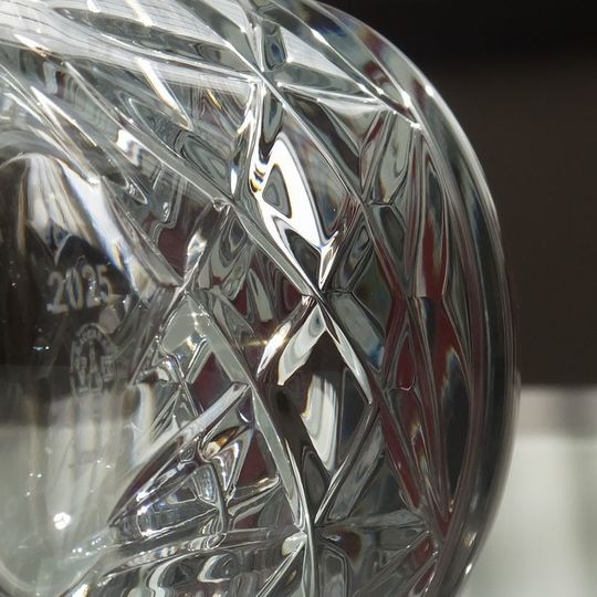 バカラ〈アリア2025〉イヤーグラスの精緻なカット。オペラ『アリア』の華やかな旋律を表現した美しいデザインが特徴