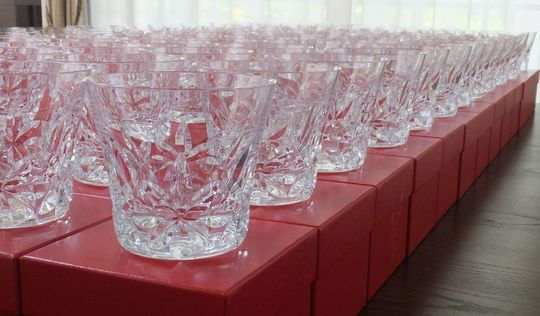 バカラのレッドボックス上に整然と並んだ多数のバカラロックグラスの高級感あふれるディスプレイ写真