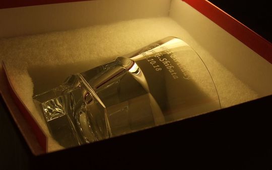 男性の還暦祝いに贈る特別な名入れギフト バカラ アビスタンブラーにHappy 60th Birthday、お名前、生年月日を彫刻