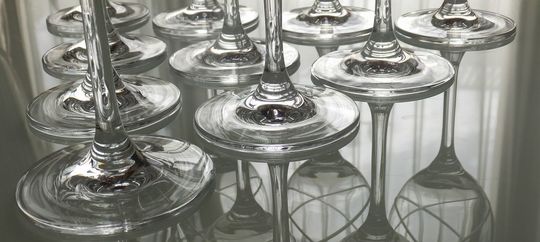 ウエッジウッドのたくさんのグラスが足が並ぶ写真。多くの人々に愛され続けるウエッジウッドの贈り物としての魅力が伝わります