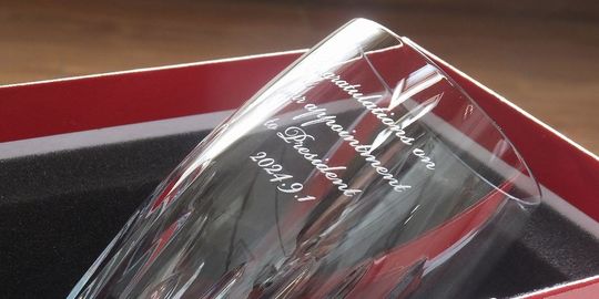 法人ギフトに最適なバカラ マッセナ ハイボールの側面にスクリプト体で『Congratulations on your appointment to President 2024』と名入れ彫刻した写真