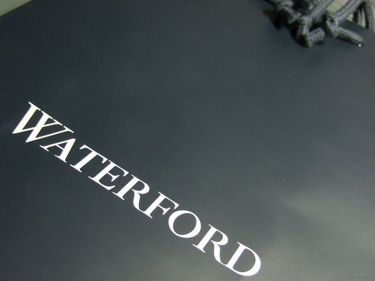 ウォーターフォードの写真立てへ名入れ｜リズモアエッセンス｜記念品