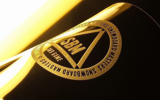 スノーボードマスターズ優勝者への記念品、バカラハイボールグラスにロゴデザインの名入れ彫刻を施した拡大写真