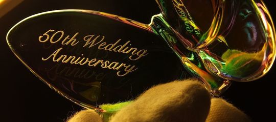 バカラのラッキーバタフライに「結婚50周年」の名入れ彫刻が施された美しいクリスタルギフト。50年の愛を祝う特別な記念品で、華やかなデザインが50周年を象徴しています