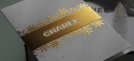 金色に輝くCHANELの文字が印象的な、期間限定のブランドカード。高級感と限定感を兼ね備えたスペシャルアイテム。