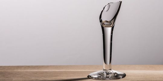 バカラの名入れグラスを破損から守る正しい洗浄と保管方法の解説。ギフトとして贈った後も長く楽しんでもらうために