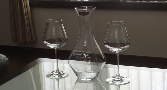 リーデルのカベルネマグナムデカンタに教授の誕生日祝いの名入れ彫刻を施した写真。特別な誕生日祝いにぴったりなカスタマイズデザインで、上質な贈り物として記念日に最適