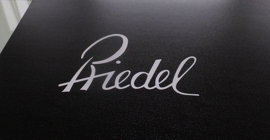 リーデル・ソムリエシリーズのロゴを拡大した写真。リーデルの高級感と豊かさを象徴するロゴが際立つ。特別な日や贈り物にぴったりな、洗練されたデザインが楽しさと贅沢な時間を演出