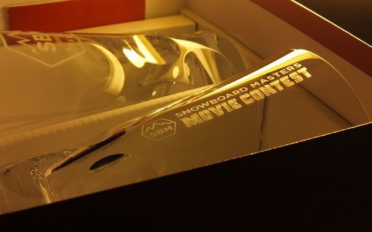 スノーボードマスターズ優勝者への記念品、バカラハイボールグラスに名入れ彫刻を施したオーダーメイドギフト