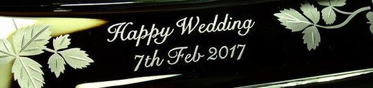 ウエッジウッドのフォトフレームに'結婚７周年'を名入れ彫刻。シンプルで上品なデザインに愛のメッセージが加わり、結婚式や記念日にぴったりのギフト