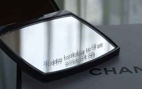 誕生日プレゼントに最適なシャネル コンパクトミラー Happy Birthdayと名前、2025.04.09を名入れ彫刻した特別な贈り物