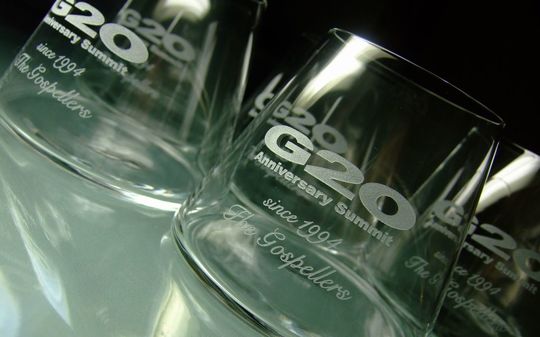 ゴスペラーズの記念名入れ彫刻が施されたスガハラ硝子の富士山グラス