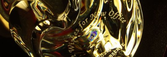 バカラの招き猫に、設立記念と記念日を祝う名入れ彫刻が施された、会社の記念日や祝賀イベントを祝うための特別な記念品の写真