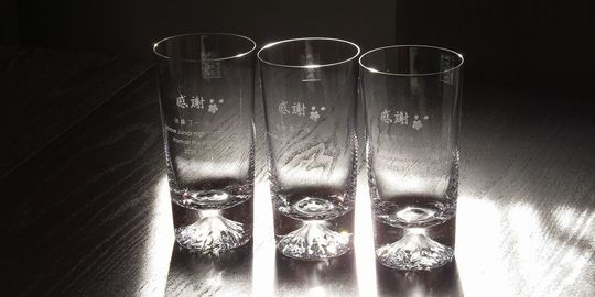 退職祝いに贈る田島硝子 富士山ロックグラスの側面へ『In commemoration of retirement』、日付、TMUメンバー一同からのメッセージを名入れ彫刻