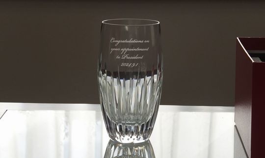 バカラのマッセナハイボールグラスに就任祝いの名入れ彫刻『Congratulations on your appointment to President 記念日』を施したオーダーメイドギフト